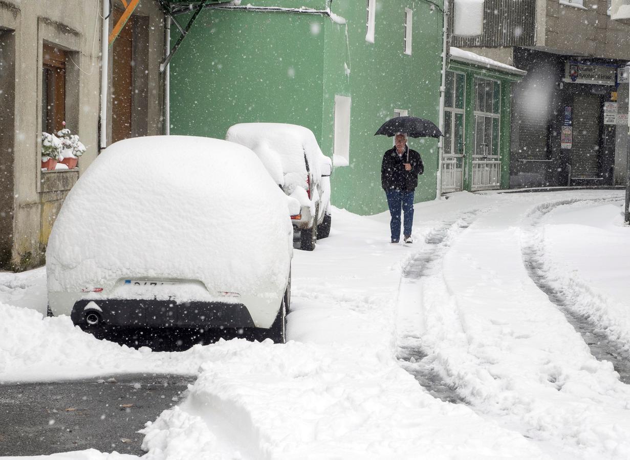 Galicia registró esta madrugada medio centenar de incidentes provocados por la acumulación de nieve,. 