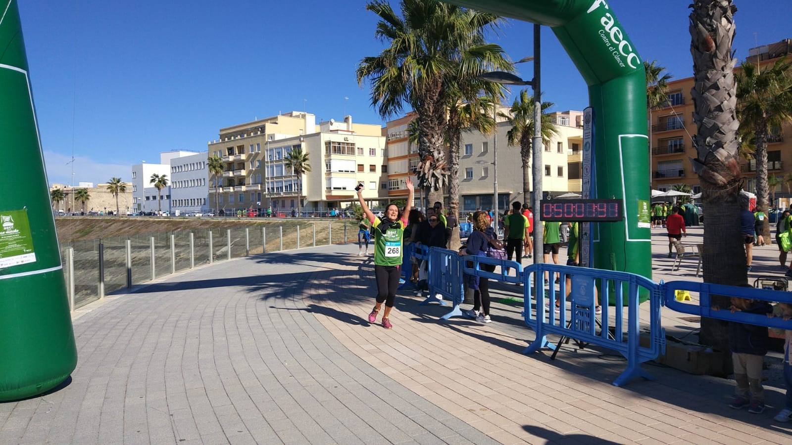 Búscate en las fotografías de la Carrera contra el Cáncer en Cádiz