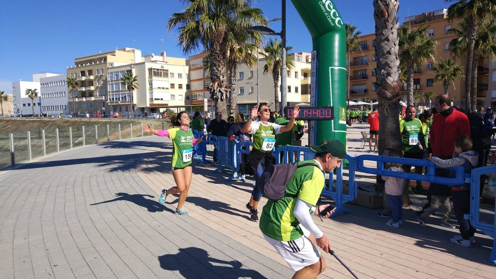 Búscate en las fotografías de la Carrera contra el Cáncer en Cádiz