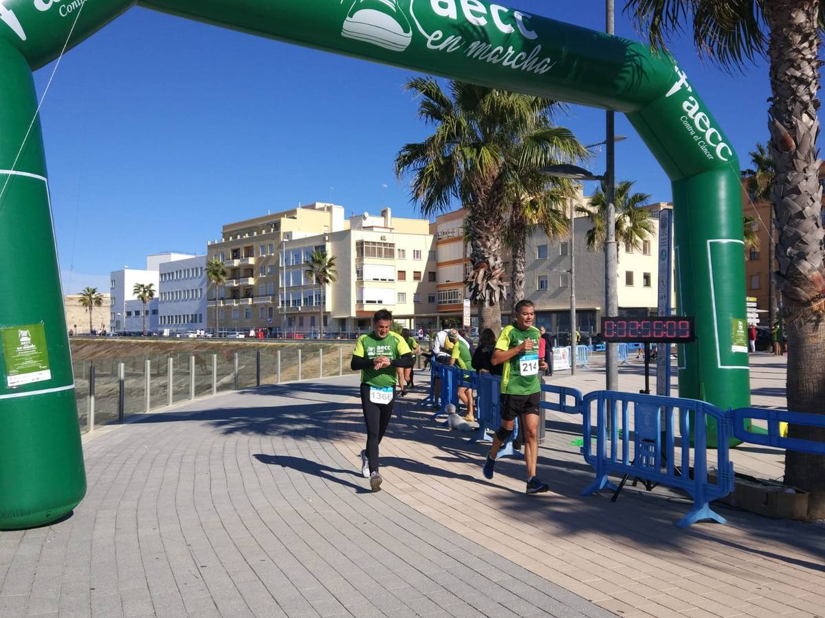 Búscate en las fotografías de la Carrera contra el Cáncer en Cádiz