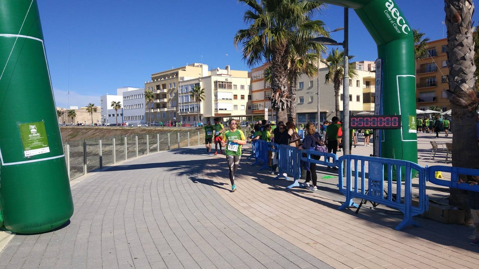 Búscate en las fotografías de la Carrera contra el Cáncer en Cádiz