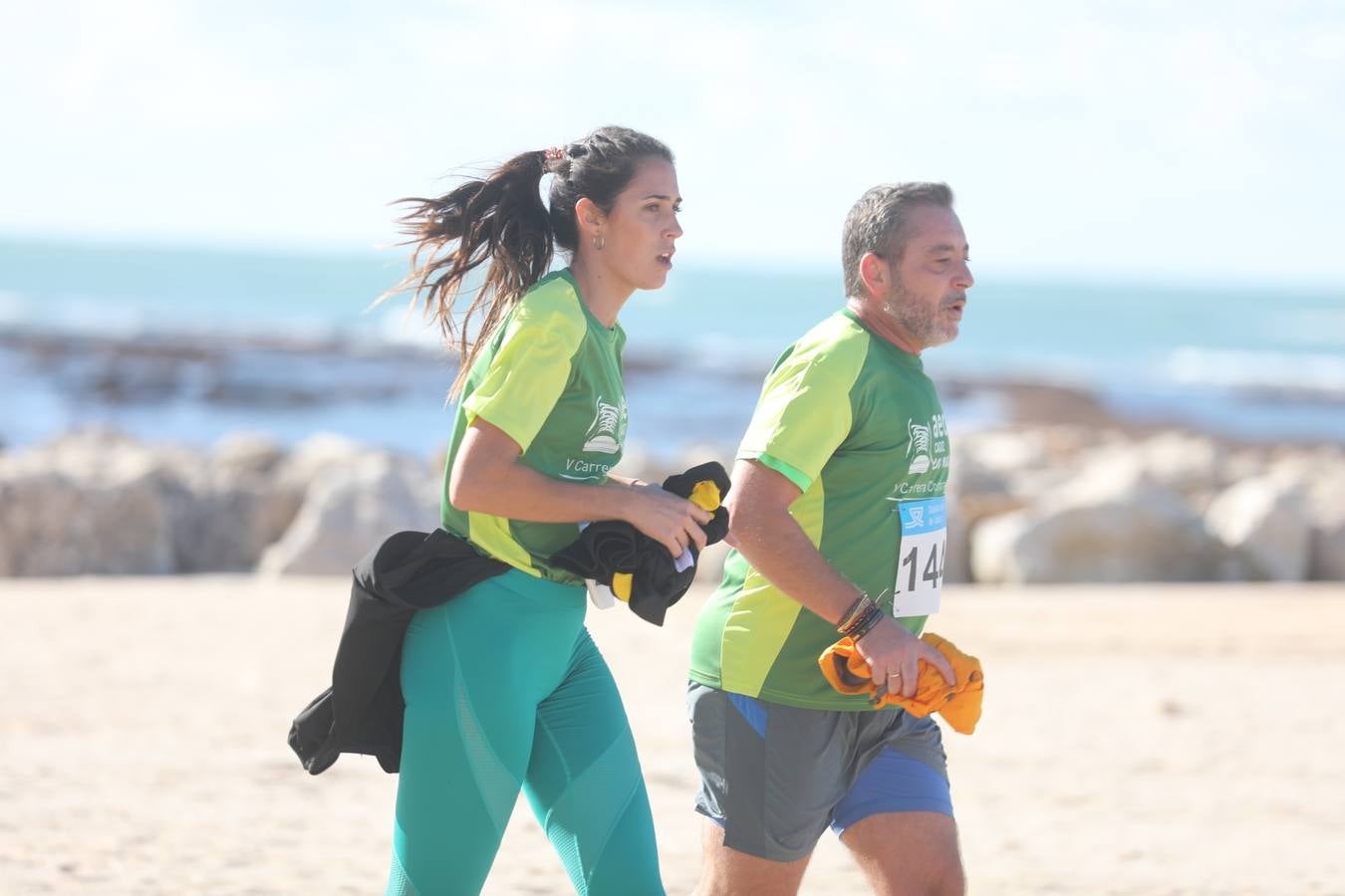 Búscate en las fotografías de la Carrera contra el Cáncer en Cádiz