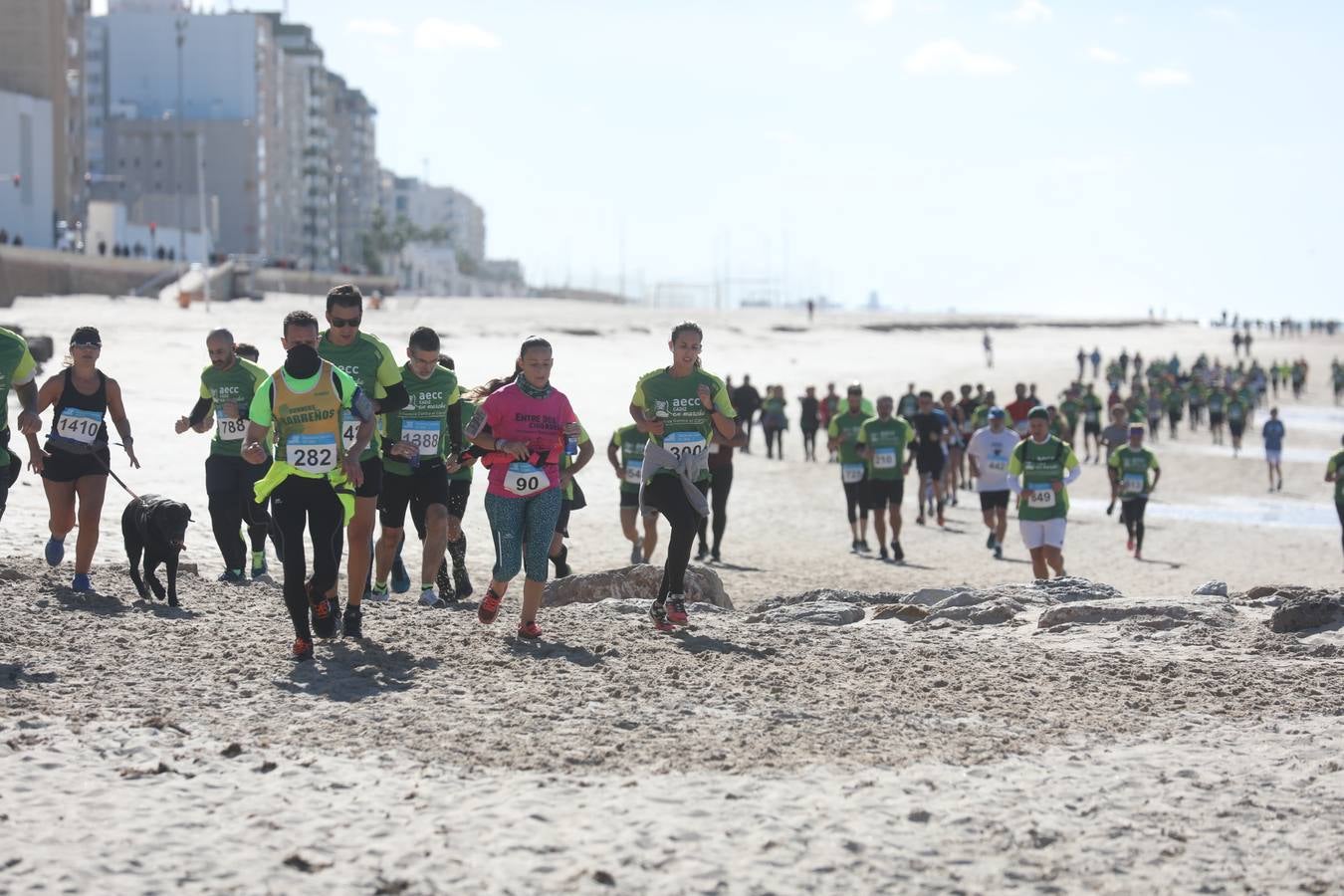 Búscate en las fotografías de la Carrera contra el Cáncer en Cádiz