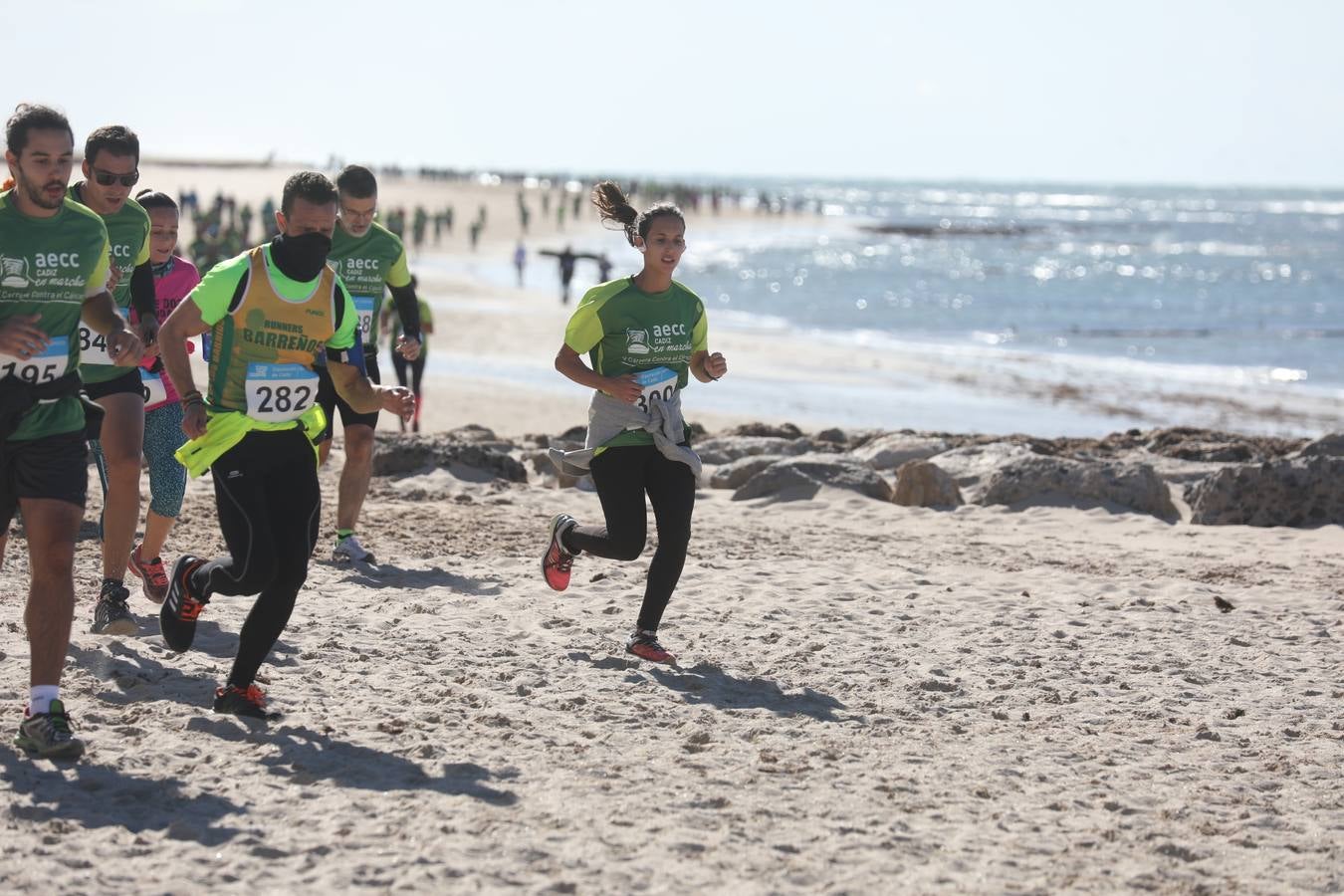 Búscate en las fotografías de la Carrera contra el Cáncer en Cádiz