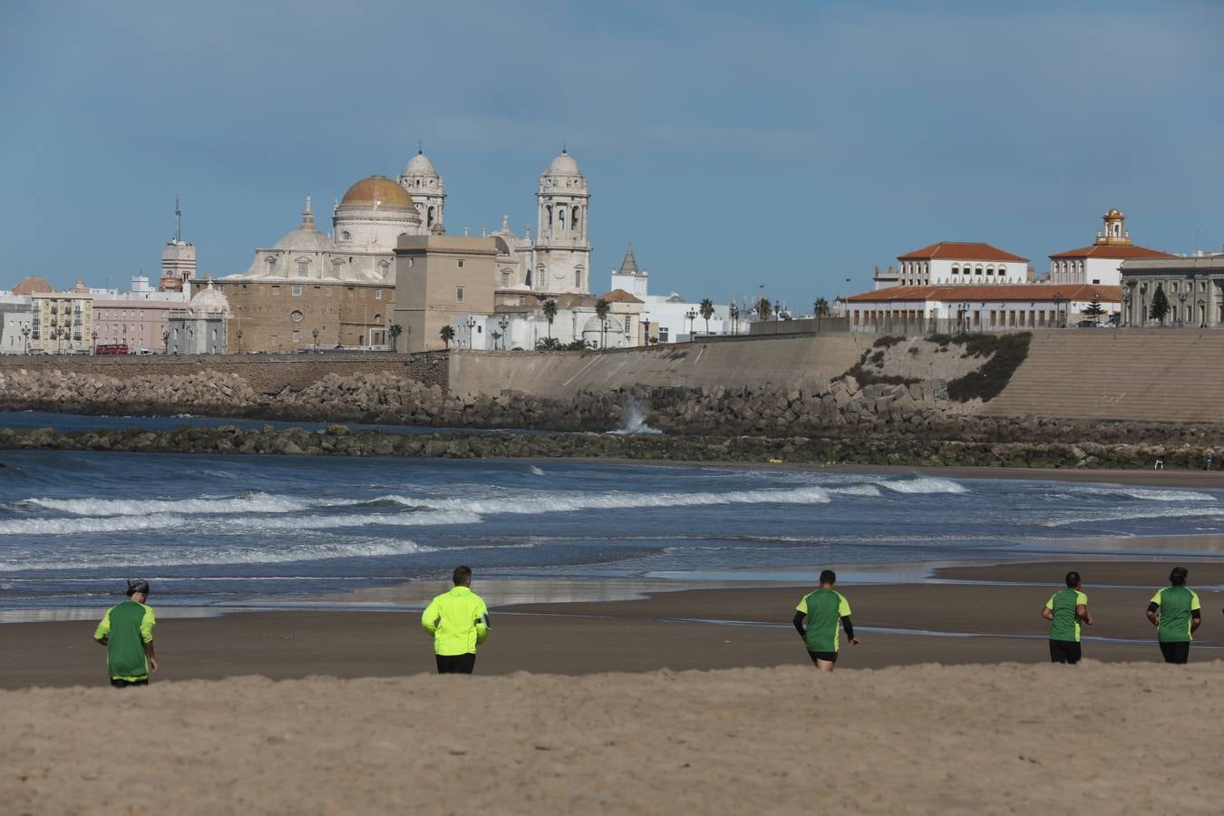 Búscate en las fotografías de la Carrera contra el Cáncer en Cádiz