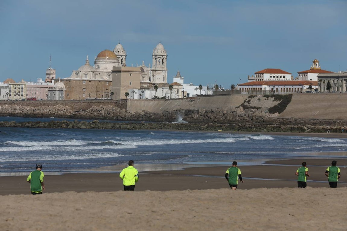 Búscate en las fotografías de la Carrera contra el Cáncer en Cádiz