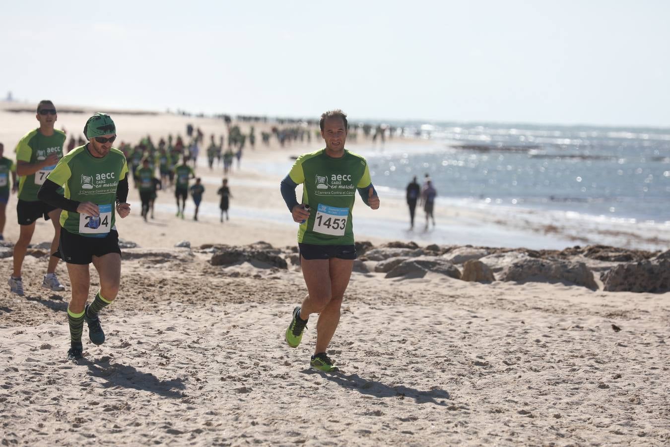 Búscate en las fotografías de la Carrera contra el Cáncer en Cádiz