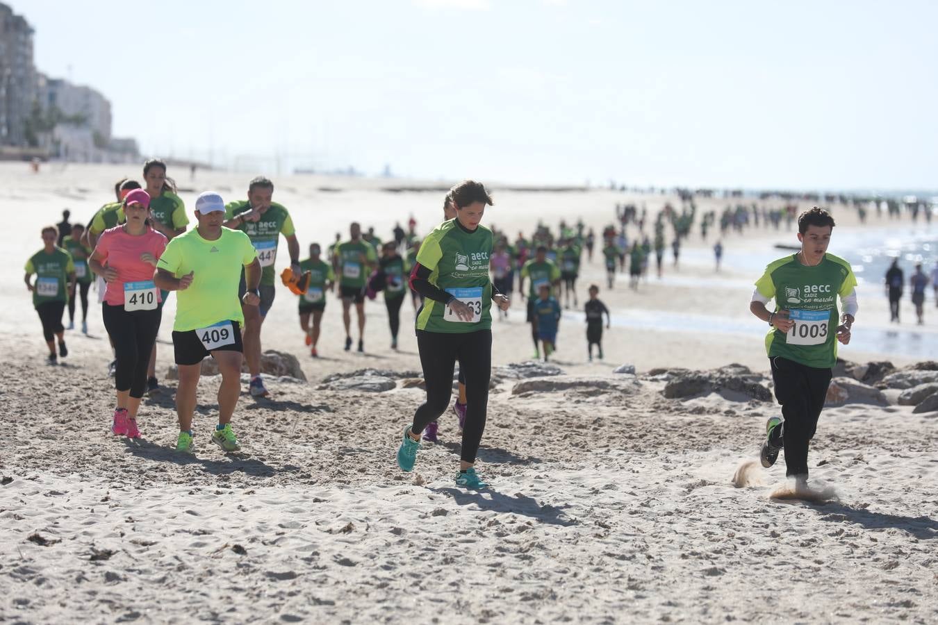 Búscate en las fotografías de la Carrera contra el Cáncer en Cádiz