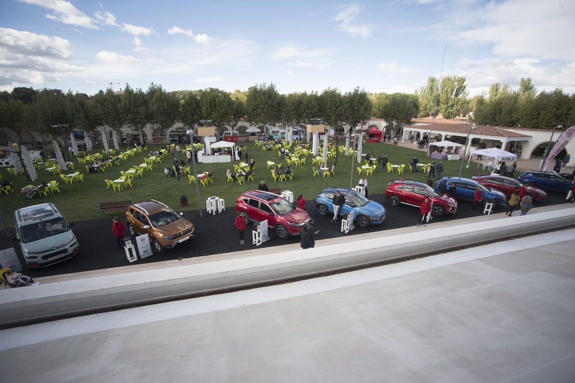 2. Vista general de los ocho finalistas. De izquierda a derecha: Citroën Berlingo, Dacia Duster, Honda CR-V, Hyundai Kona, Mitsubishi Eclipse Cross, Opel Grandland X, Peugeot 508, y Seat Arona