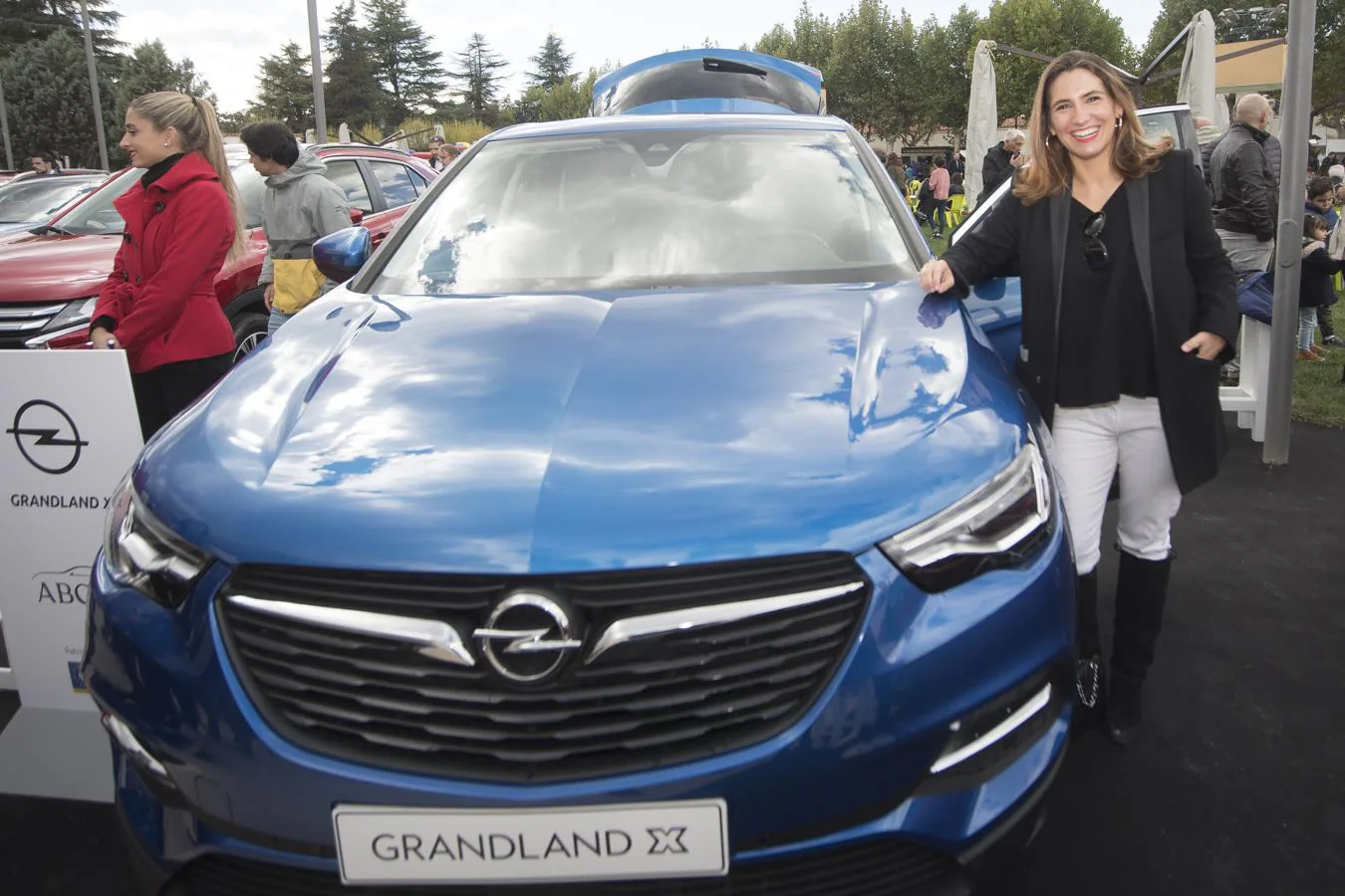 4. Marieta Jaureguizar, de Opel, junto a su modelo Grandland X
