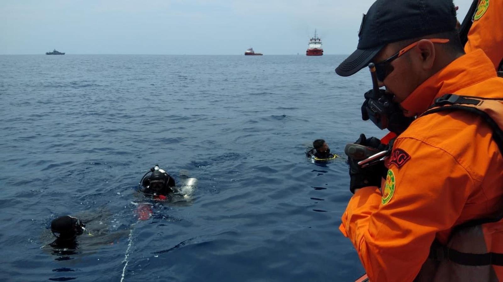 La búsqueda y rescate del avión siniestrado en el Mar de Java, en imágenes