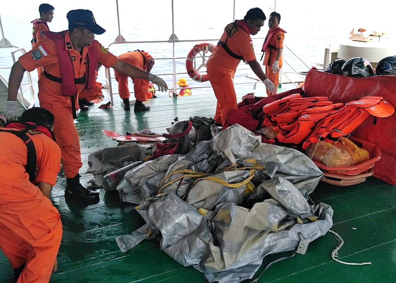 La búsqueda y rescate del avión siniestrado en el Mar de Java, en imágenes