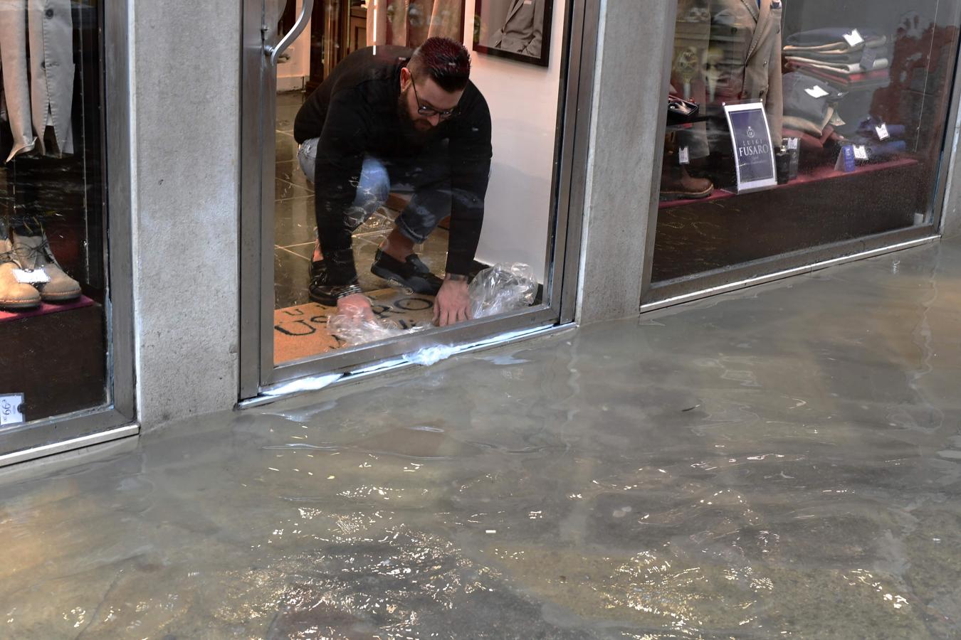 Decenas de tenderos han tenido que ingeniárselas para evitar que el agua inundase sus locales.. 