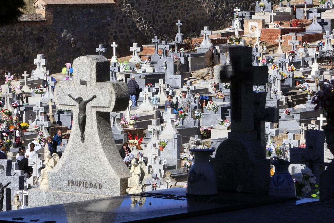 Miles de toledanos visitan el cementerio el Día de todos los Santos
