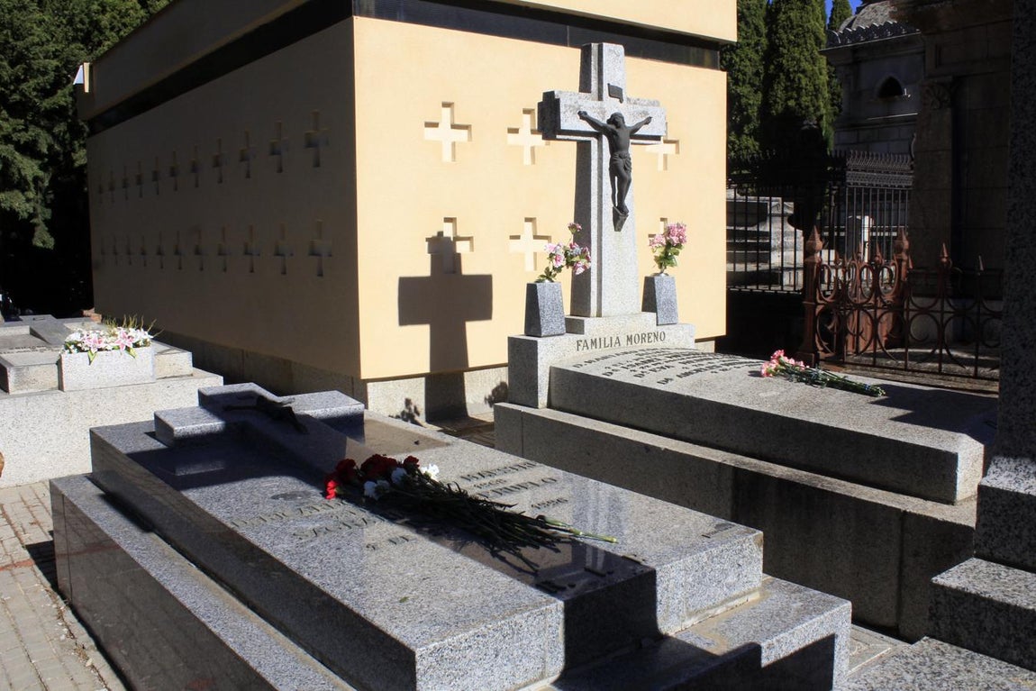 Miles de toledanos visitan el cementerio el Día de todos los Santos