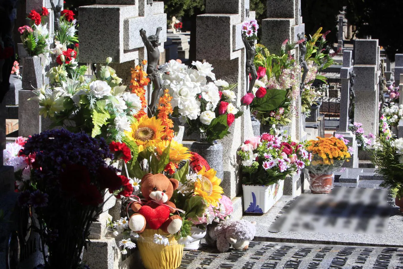 Miles de toledanos visitan el cementerio el Día de todos los Santos
