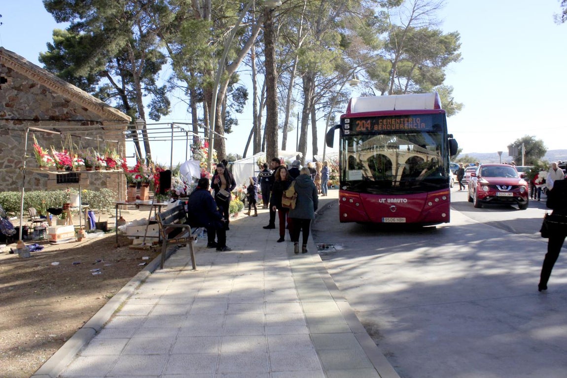 Miles de toledanos visitan el cementerio el Día de todos los Santos