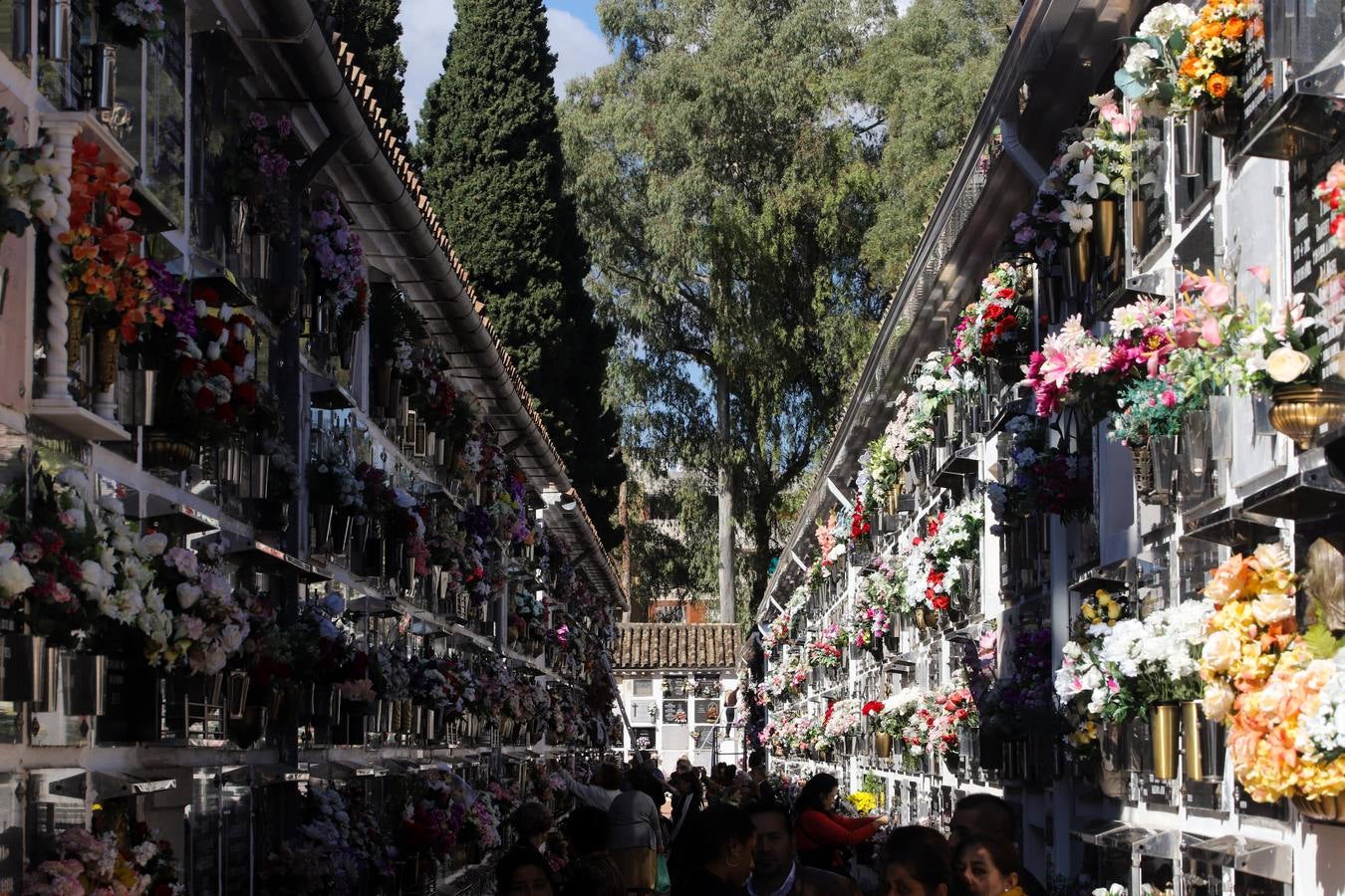 La visita a los cementerios de Córdoba, en imágenes