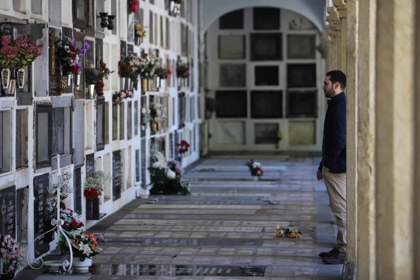 La visita a los cementerios de Córdoba, en imágenes