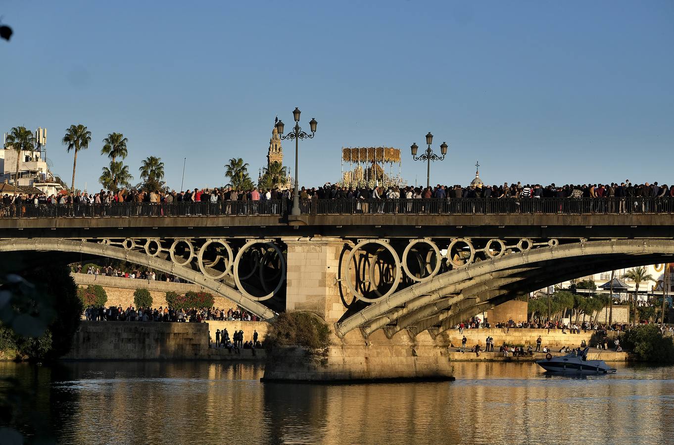 En imágenes: Triana despide a la Esperanza en el puente