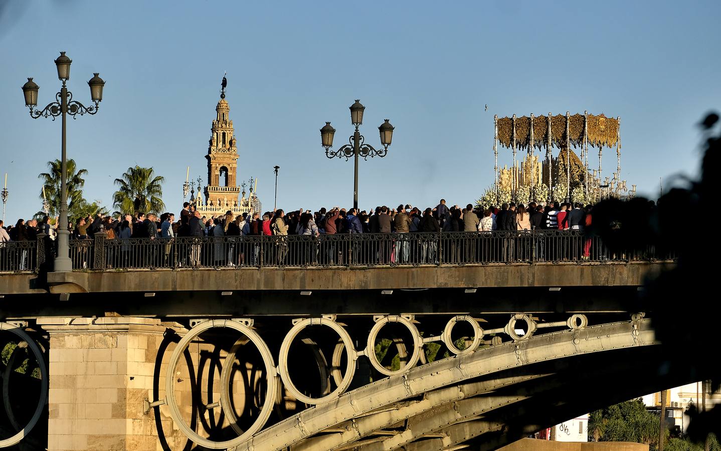 En imágenes: Triana despide a la Esperanza en el puente