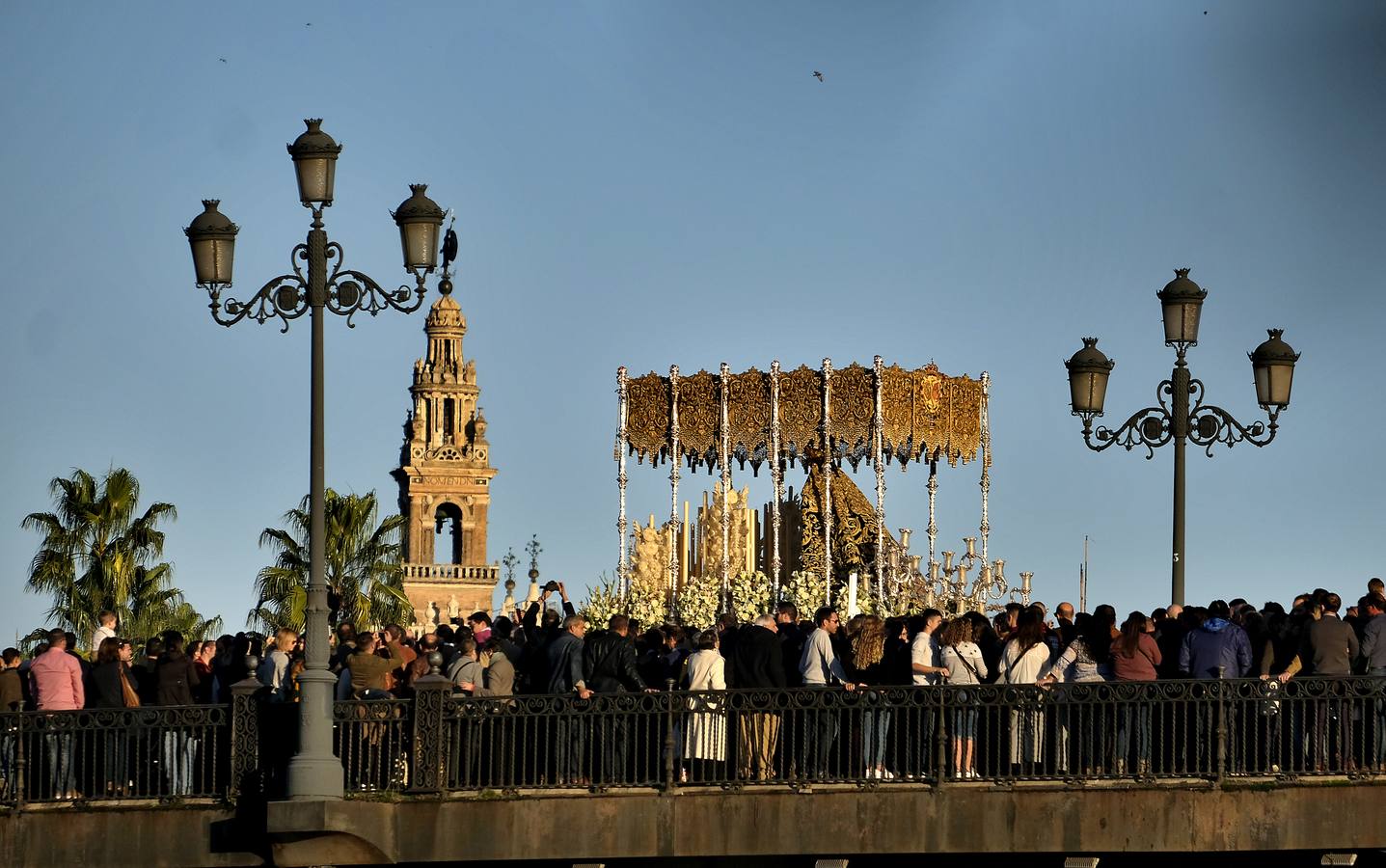 En imágenes: Triana despide a la Esperanza en el puente