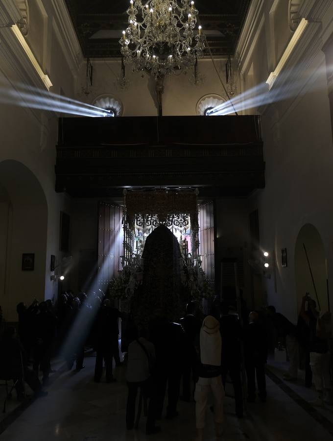 Fotogalería: regocijo en la calle Pureza con la salida de la Esperanza de Triana