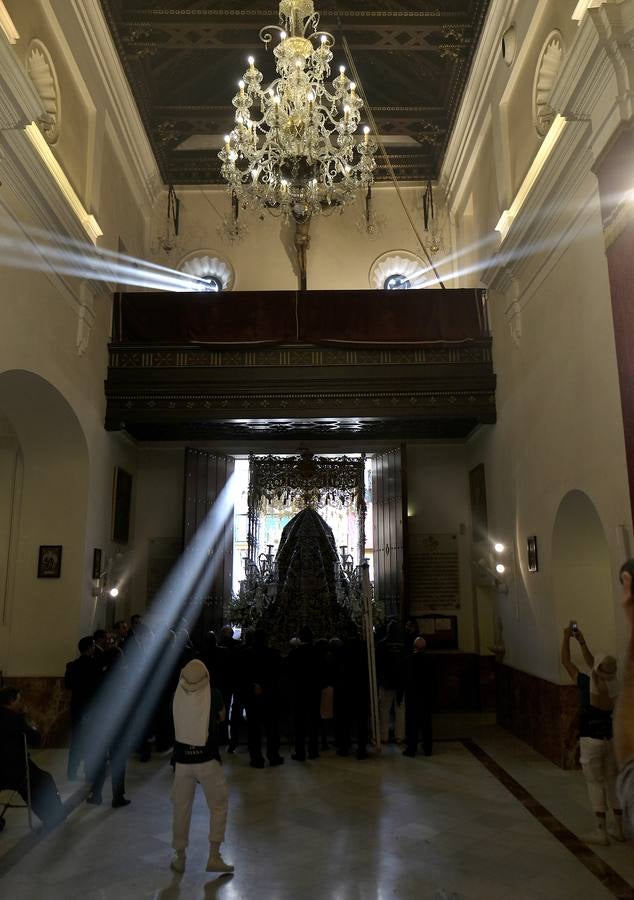 Fotogalería: regocijo en la calle Pureza con la salida de la Esperanza de Triana