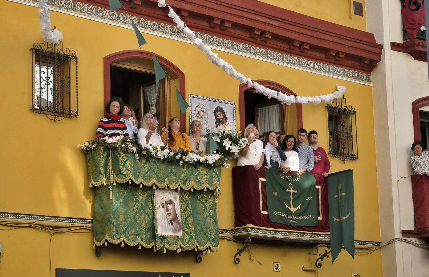 Fotogalería: regocijo en la calle Pureza con la salida de la Esperanza de Triana