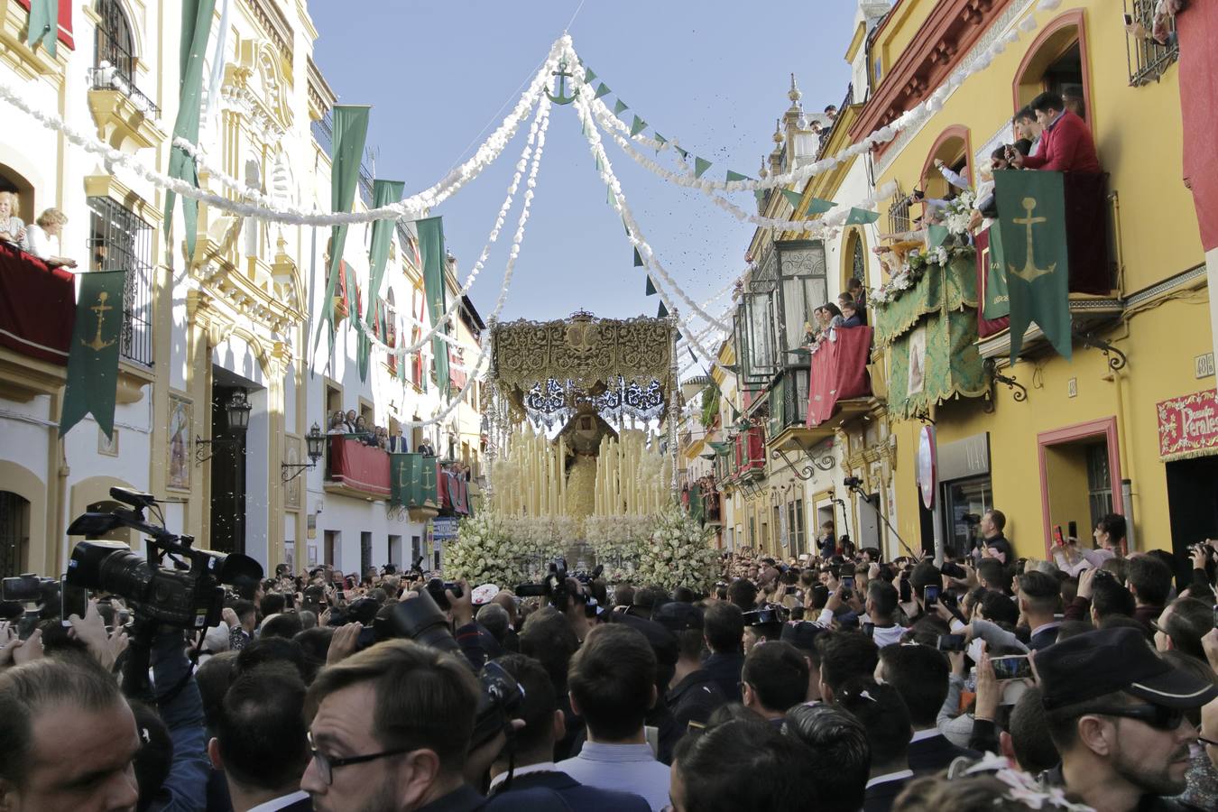 Fotogalería: regocijo en la calle Pureza con la salida de la Esperanza de Triana