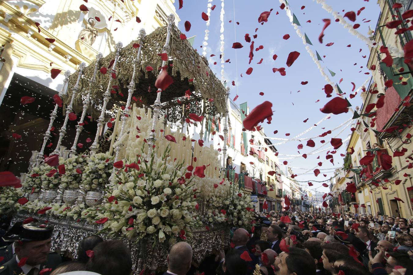 Fotogalería: regocijo en la calle Pureza con la salida de la Esperanza de Triana