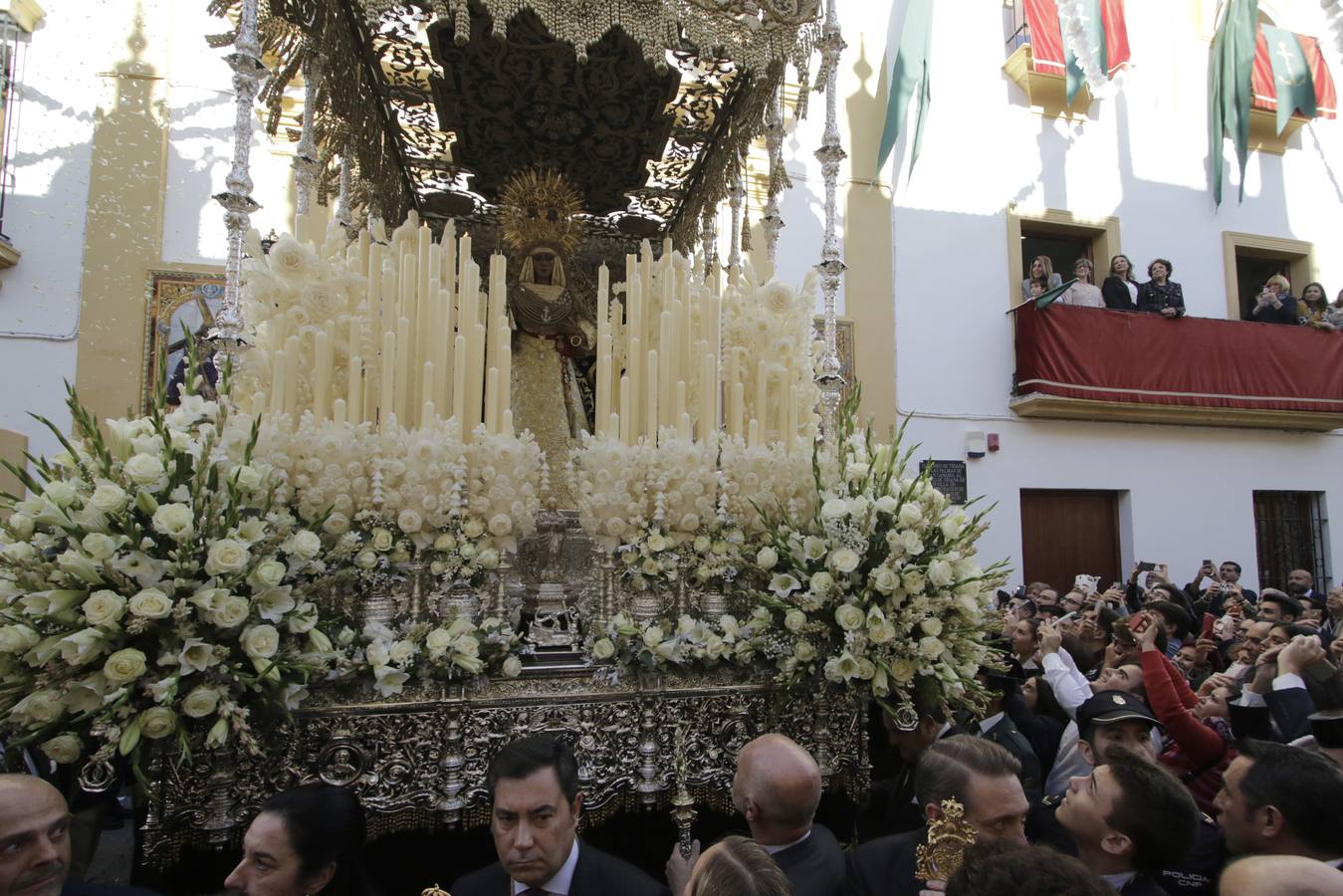 Fotogalería: regocijo en la calle Pureza con la salida de la Esperanza de Triana