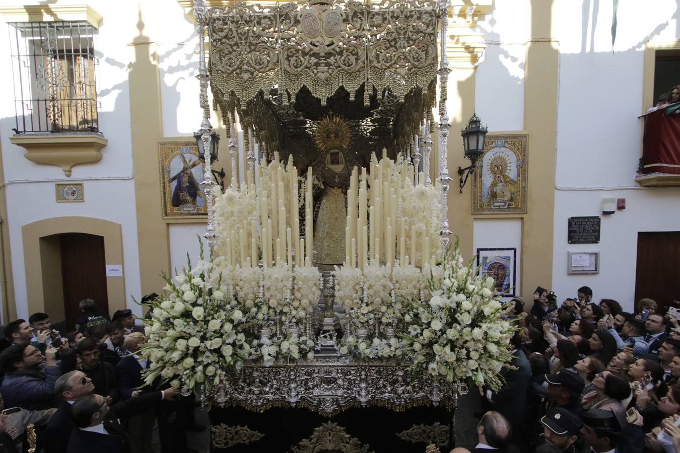 Fotogalería: regocijo en la calle Pureza con la salida de la Esperanza de Triana