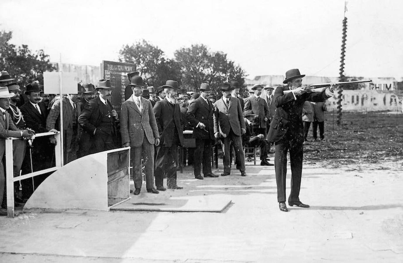 7.. 20 de abril de 1910. Alfonso XII practicando el tiro al pichón en una competición de la Asociación de Cazadores y Pescadores de España celebrado en El Retiro