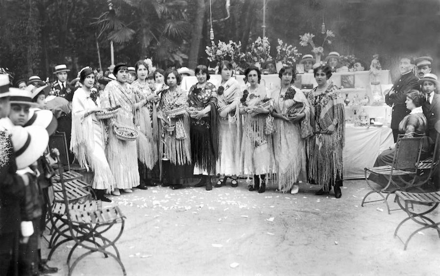 10.. 9 de junio de 1915. Un grúpo de jóvenes vendedoras en un concurso celebrado en el parque de El Retiro