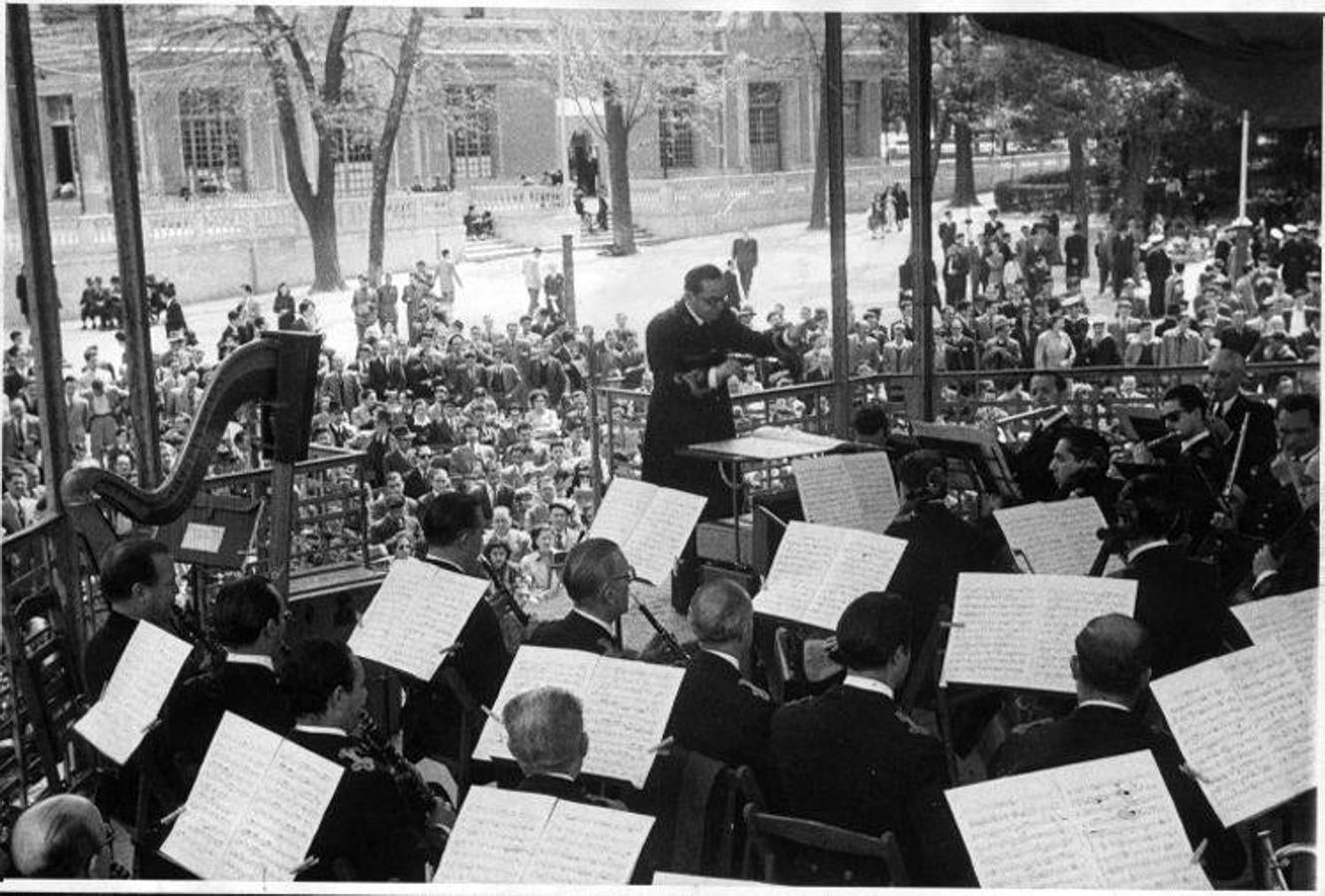 18.. 7 de febrero de 1953. La Banda Municipal toca en uno de los templetes del parque