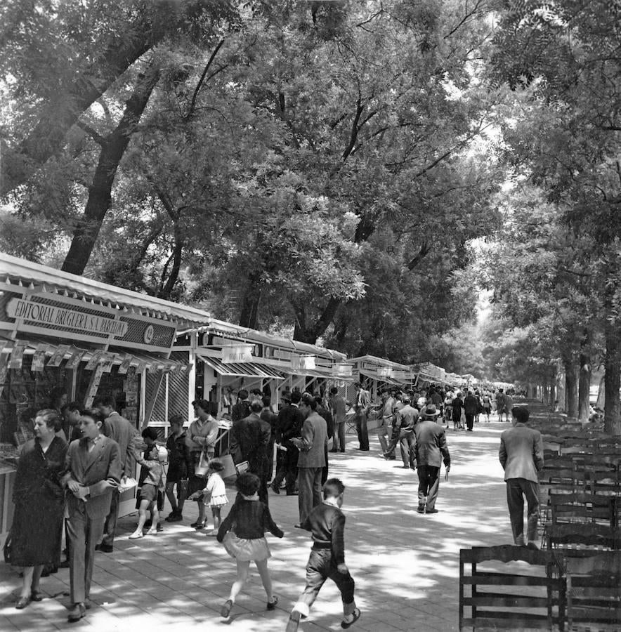 21.. 30 de mayo de 1958. el Paseo de Coches, repleto de casetas de la Feria del Libro