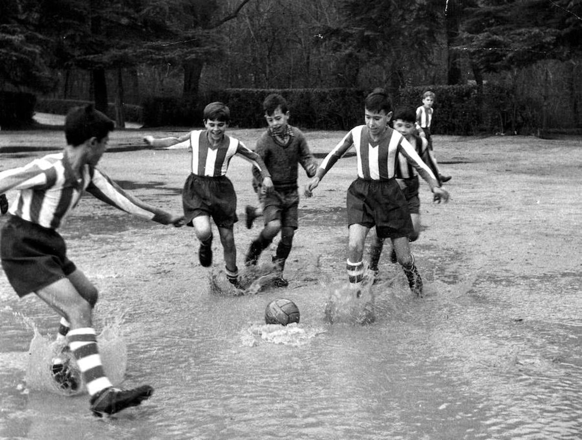 22.. 13 de febrero de 1958. Niños jugando al fútbol en la Chopera del Retiro con motivo de los II Juegos Predeportivos de Enseñanza Primaria