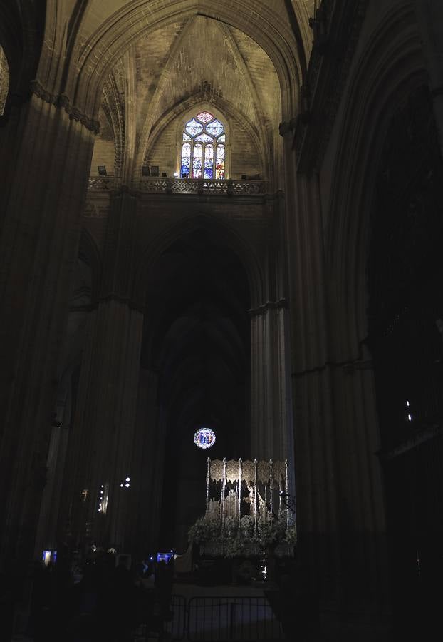 En imágenes, la Esperanza de Triana en el Altar del Jubileo de la Catedral