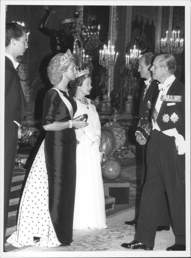 Con Don Juan Carlos, Doña Sofía ha representado a España en muchas ocasiones. Aquí, recibe a la Reina de Inglaterra en 1988.. 