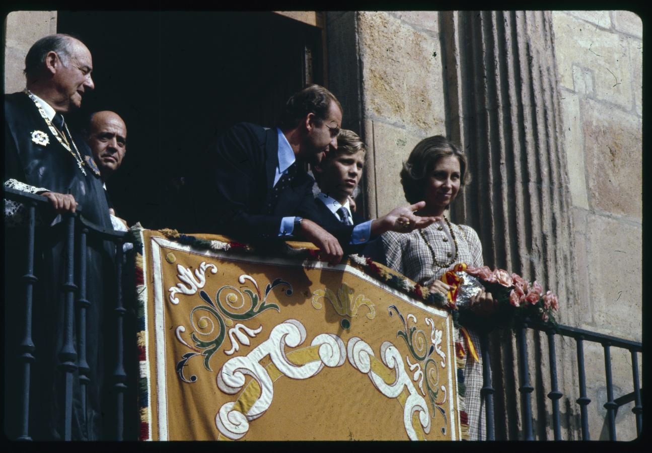 Don Juan carlos, Doña Sofía y Don Felipe presidieron la inauguración del nuevo edificio de la Audiencia Territorial. Al finalizar la sesión, la Real Familia saludó desde un balcón al público congregado en las inmediaciones. Tras ellos, el ministro de Justicia, Francisco Fernández Ordoñez, en el año 1980.. 