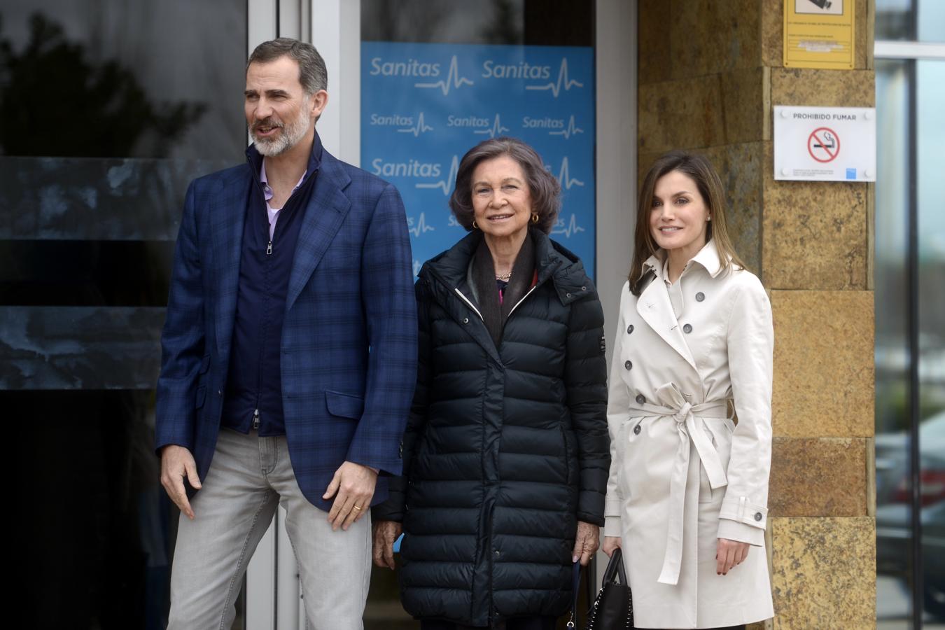 Doña Sofía, junto a Don Felipe y Doña Letizia, acude de visita al hospital a ver a Don Juan Carlos, recién operado.. 