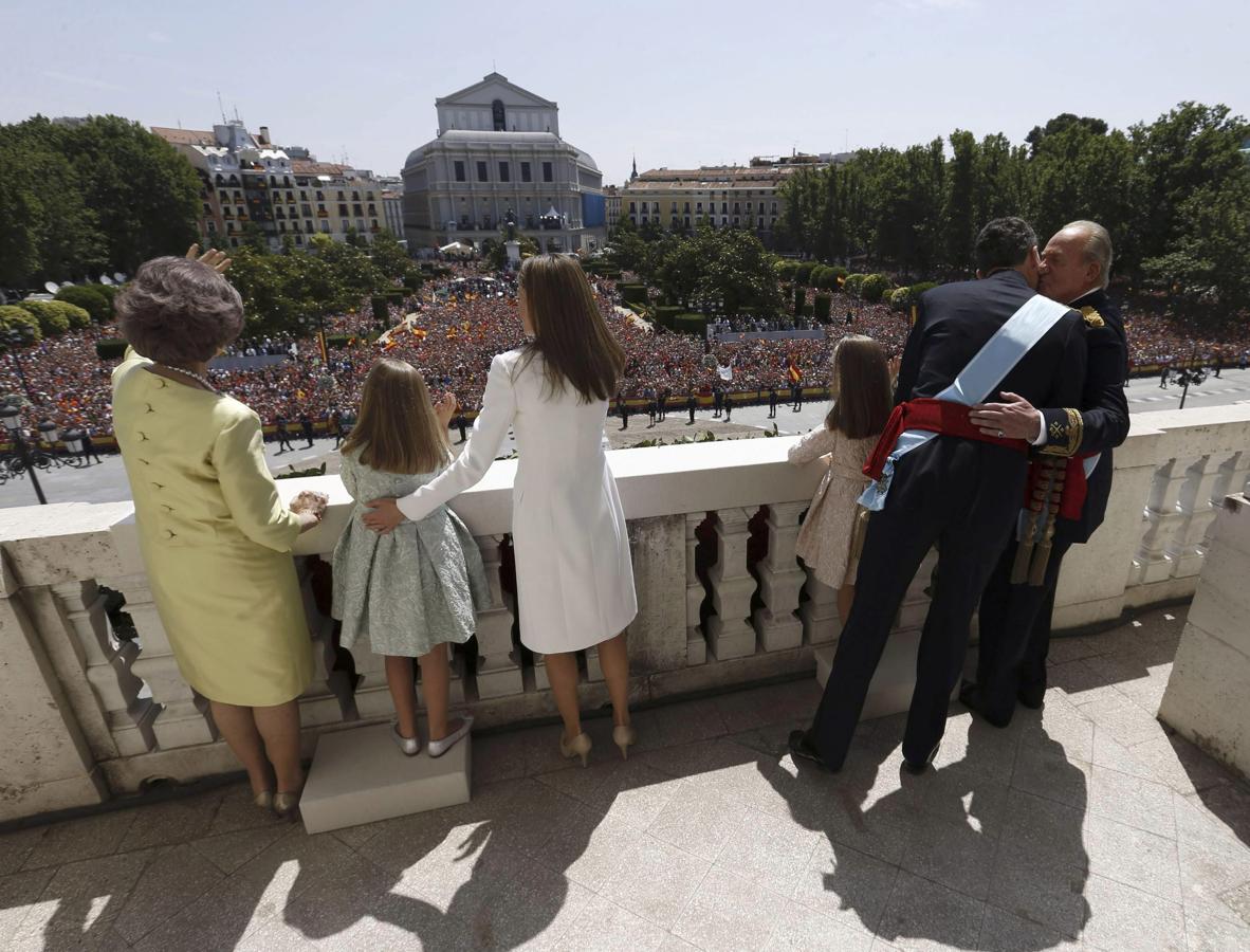 Doña Sofía, a la izquierda de la imagen, saluda desde el Palacio Real, en la proclamación de Don Felipe en junio de 2014.. 