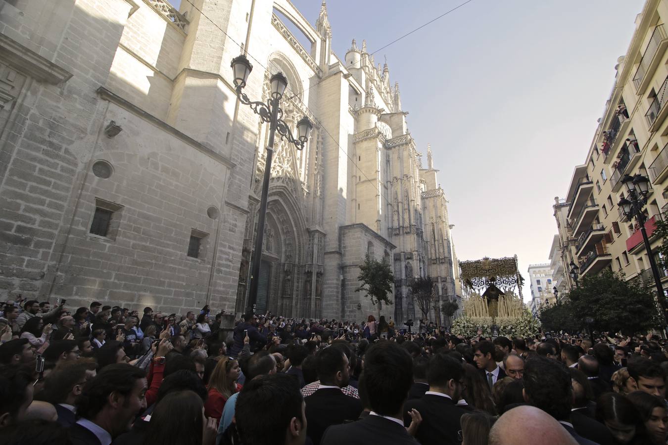 Fotogalería: salida de la Esperanza de Triana de la Catedral y llegada al Baratillo