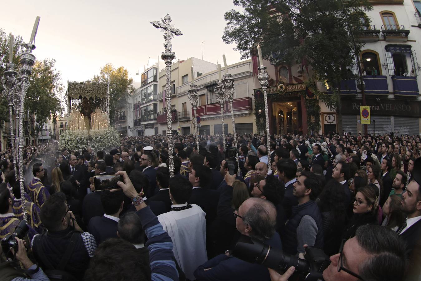 Fotogalería: salida de la Esperanza de Triana de la Catedral y llegada al Baratillo