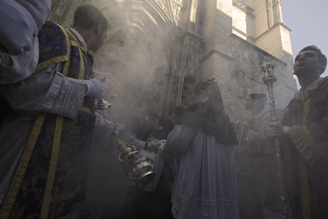 Fotogalería: salida de la Esperanza de Triana de la Catedral y llegada al Baratillo