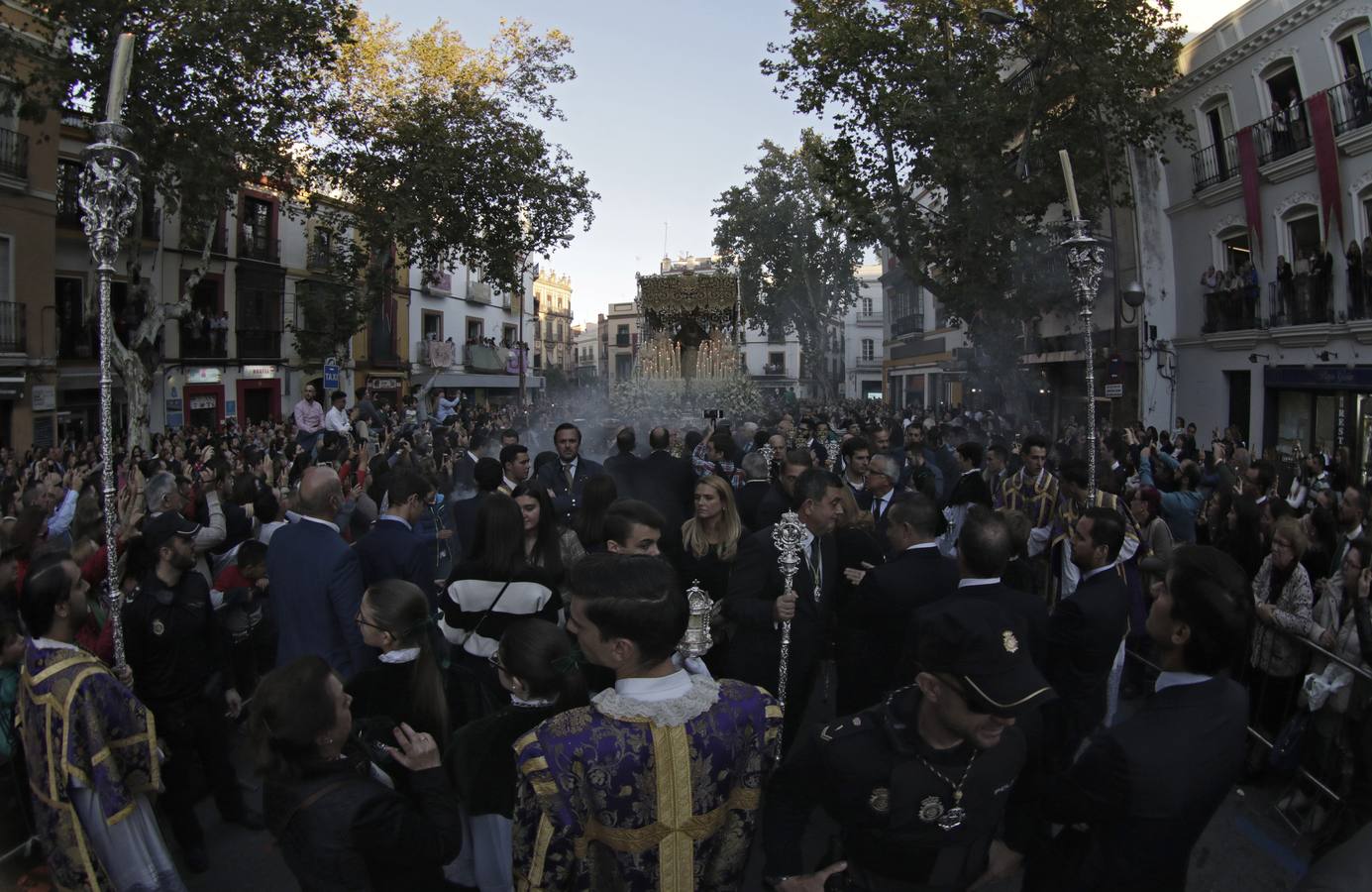 Fotogalería: salida de la Esperanza de Triana de la Catedral y llegada al Baratillo