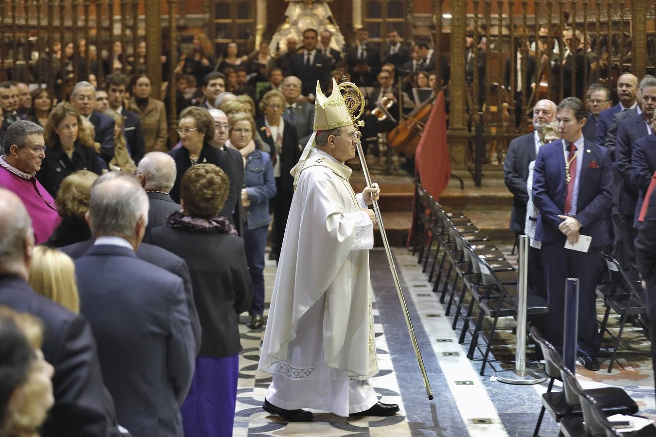 En imágenes: misa por el VI centenario de la Esperanza de Triana en la Catedral de Sevilla