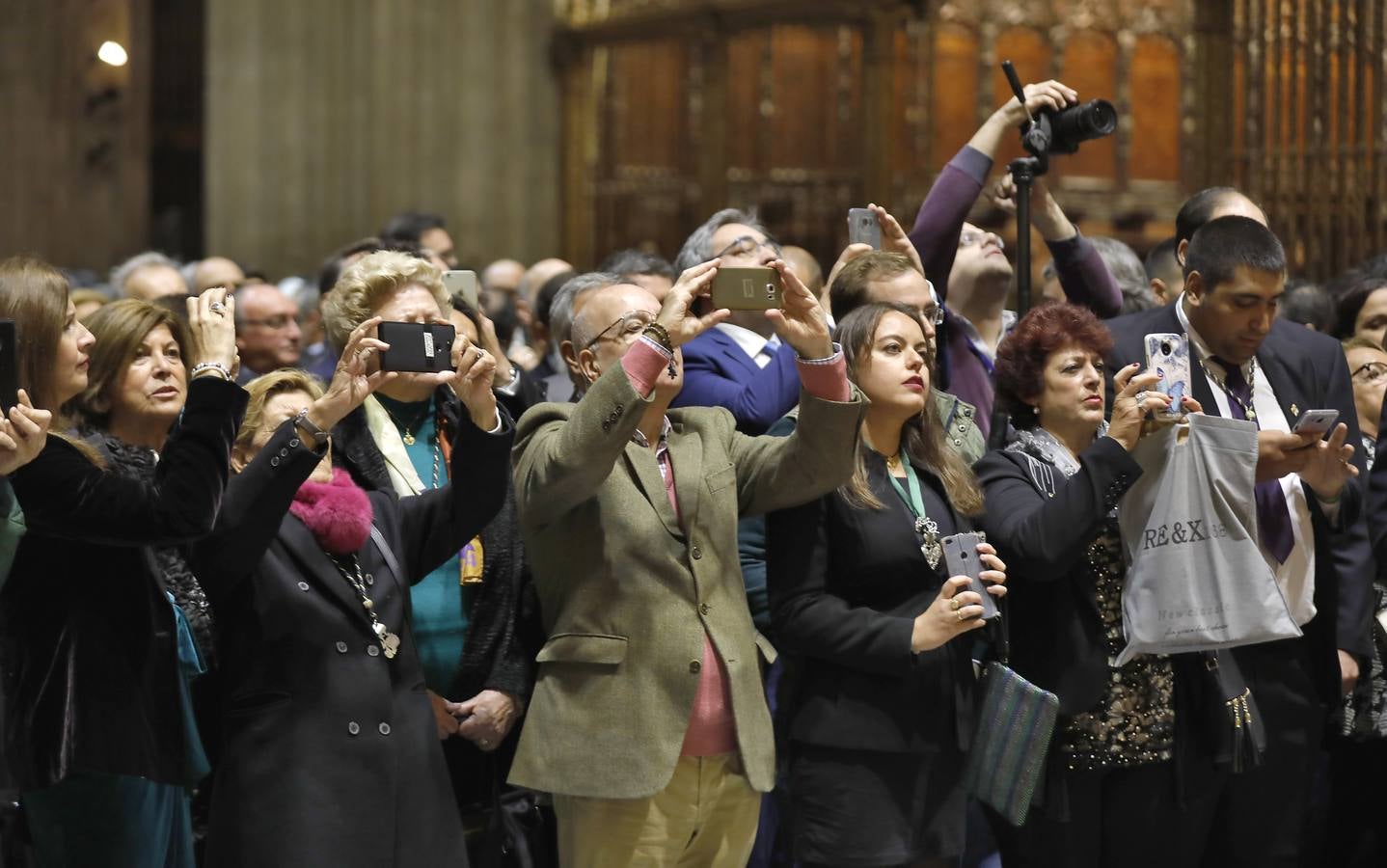 En imágenes: misa por el VI centenario de la Esperanza de Triana en la Catedral de Sevilla