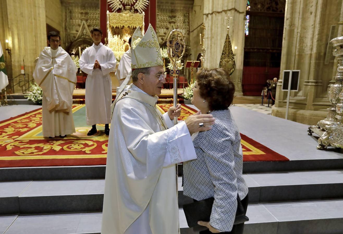 En imágenes: misa por el VI centenario de la Esperanza de Triana en la Catedral de Sevilla